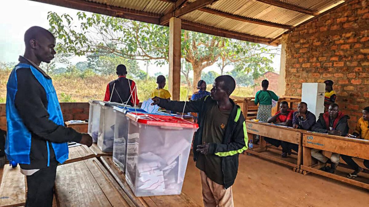 Un électeur dépose un bulletin dans une urne.