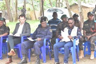 Un groupe est assis dehors.