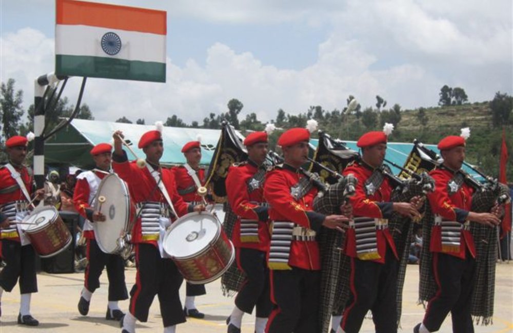 Pipers of the Grenadiers marching band in Adigrat, 4 August 2007 (UNMEE Photo: Ian Steele)&#x0D;